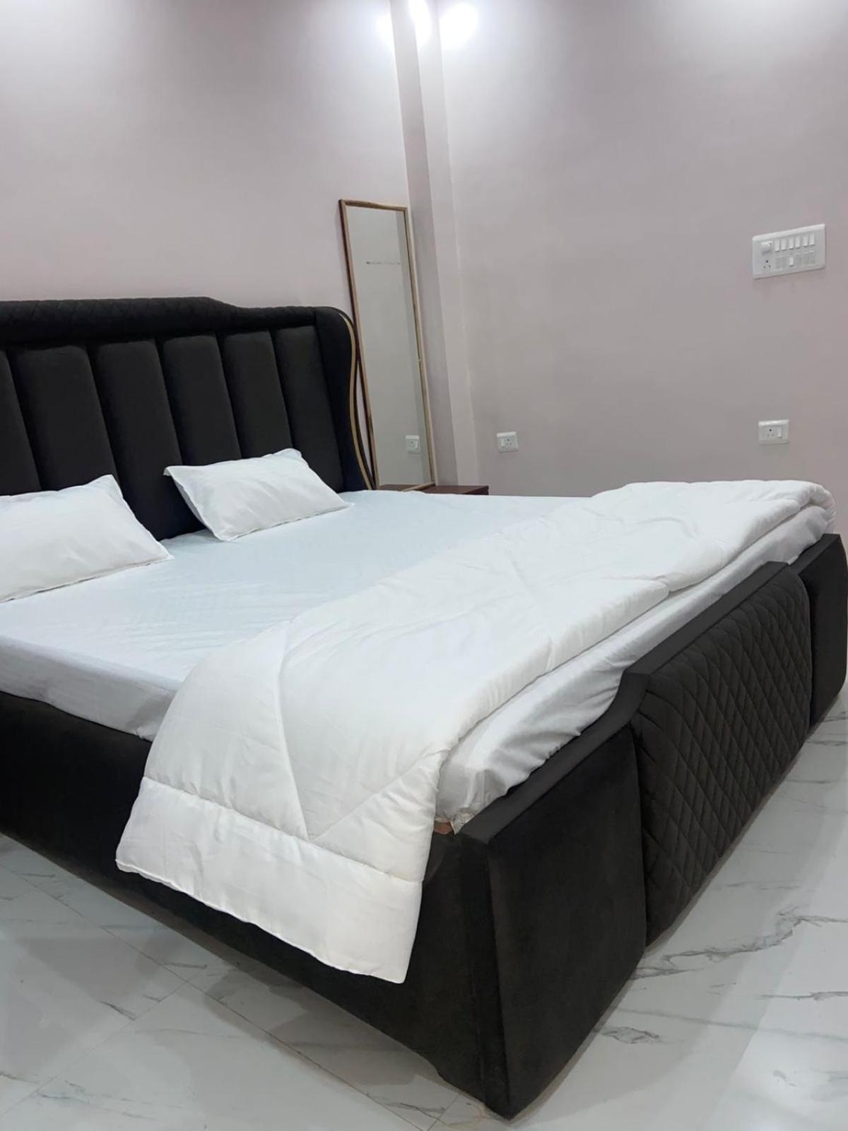 Nirmal Niwas Hotel Varanasi Bagian luar foto