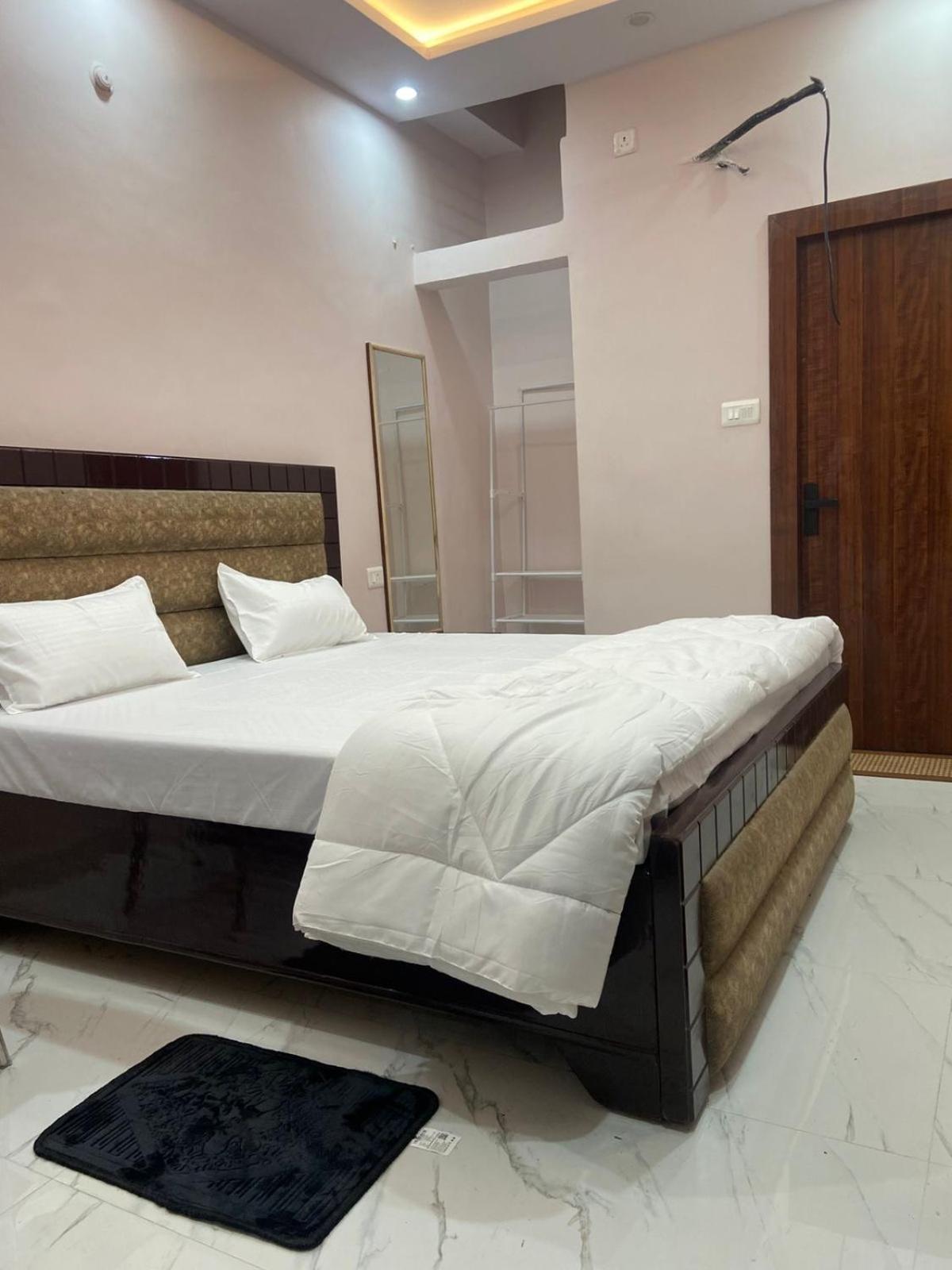 Nirmal Niwas Hotel Varanasi Bagian luar foto